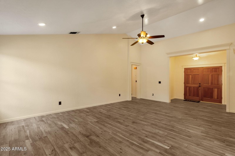 10-web-or-mls-4560-e-sunrise-dr