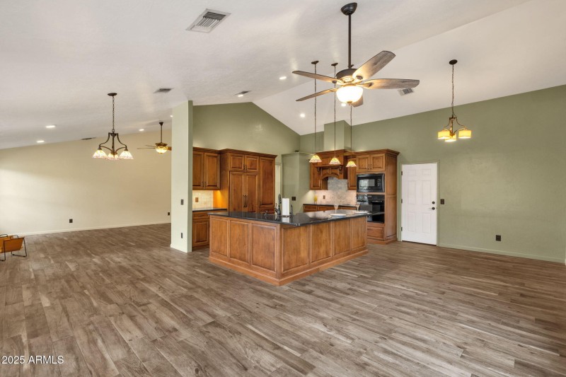 19-web-or-mls-4560-e-sunrise-dr