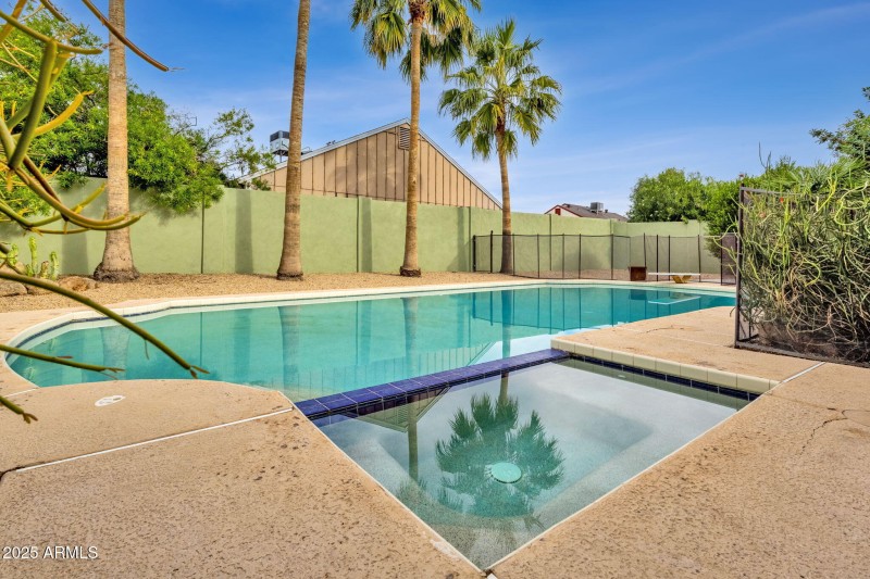 37-web-or-mls-4560-e-sunrise-dr