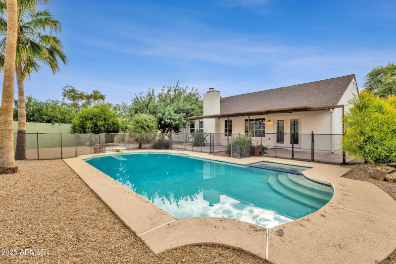 38-web-or-mls-4560-e-sunrise-dr