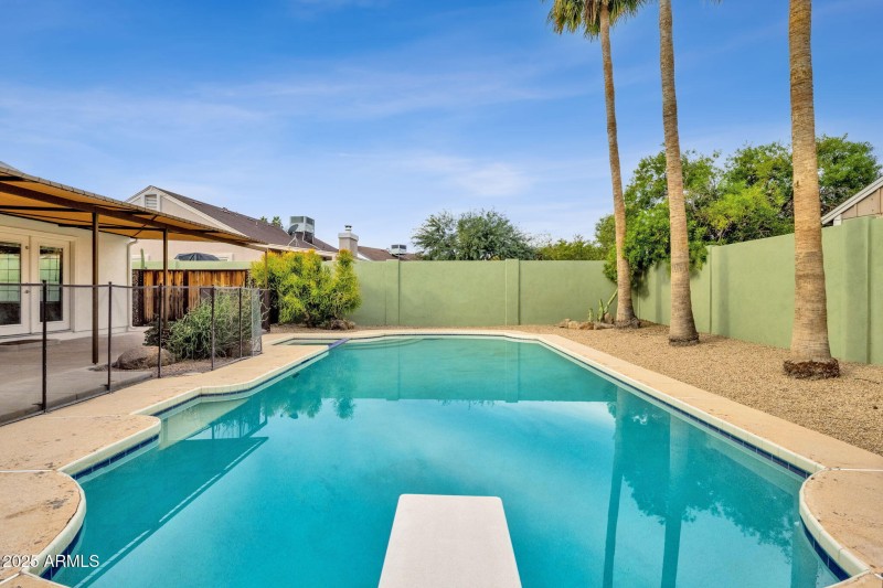 40-web-or-mls-4560-e-sunrise-dr