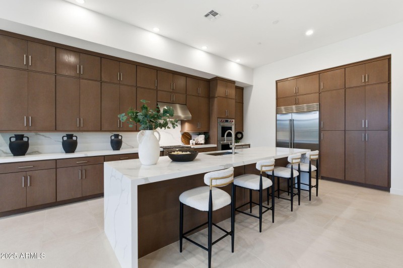 Kitchen W Expansive Island