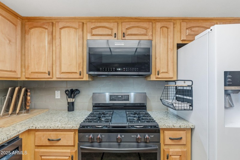 40-web-or-mls-Canterbury Dr-33