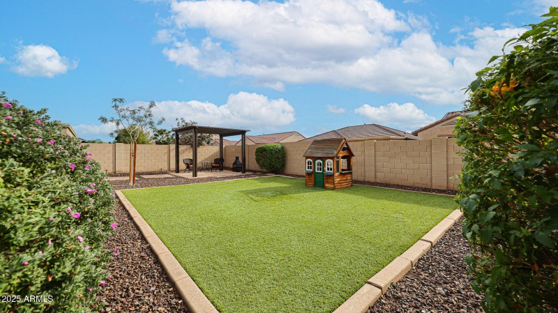 Perfect yard to play & Entertain