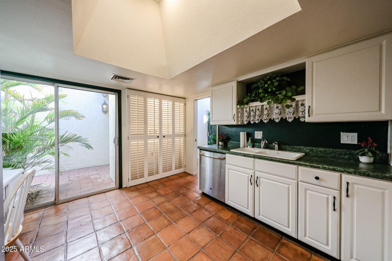 Modern High Ceiling in Kitchen !