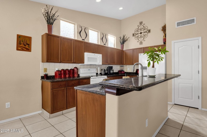 17-web-or-mls-4790-w-geronimo-st