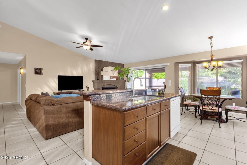 15-web-or-mls-4790-w-geronimo-st