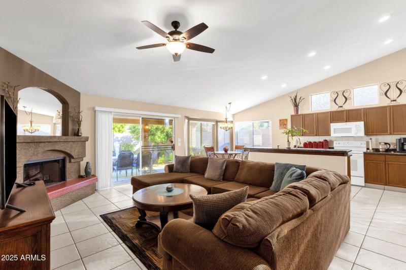 12-web-or-mls-4790-w-geronimo-st