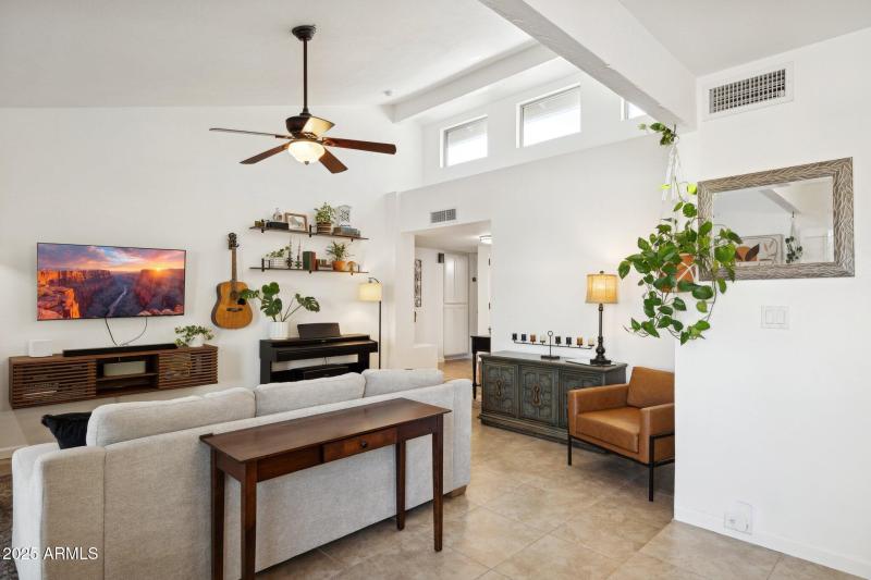 6-web-or-mls-4706-e-winston-dr