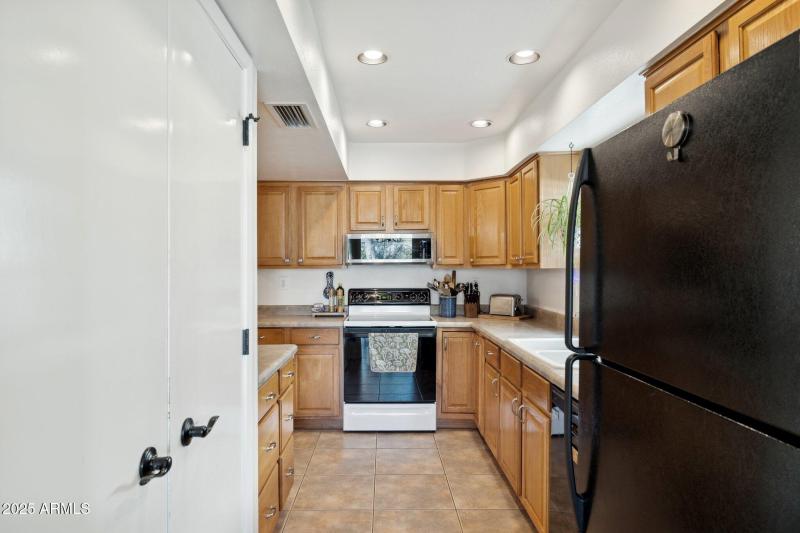 11-web-or-mls-4706-e-winston-dr