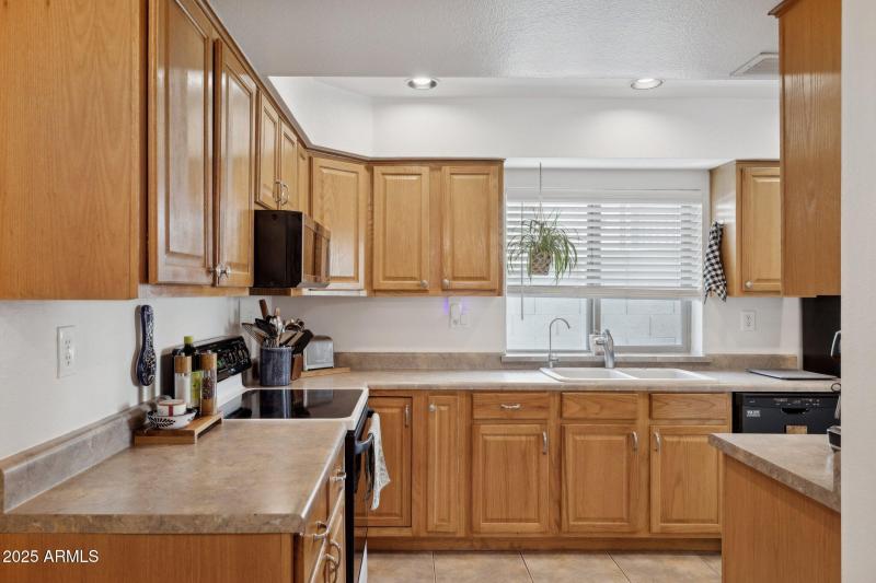 12-web-or-mls-4706-e-winston-dr