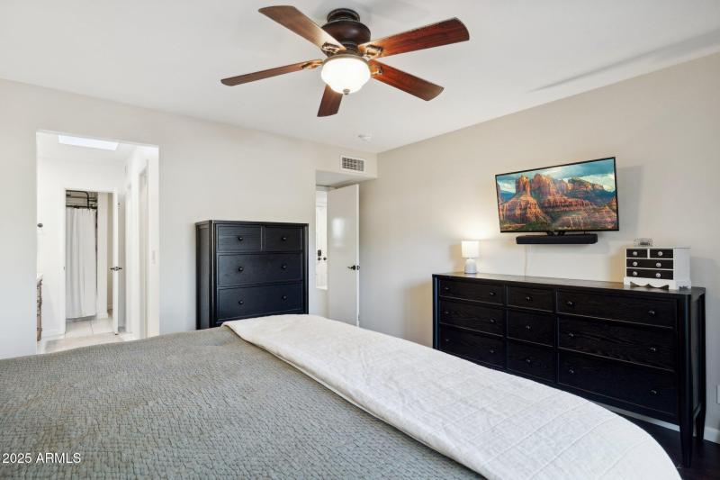 18-web-or-mls-4706-e-winston-dr