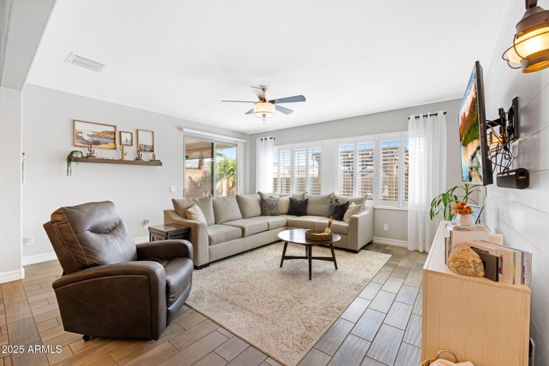 7-web-or-mls-2259-n-springfield-st