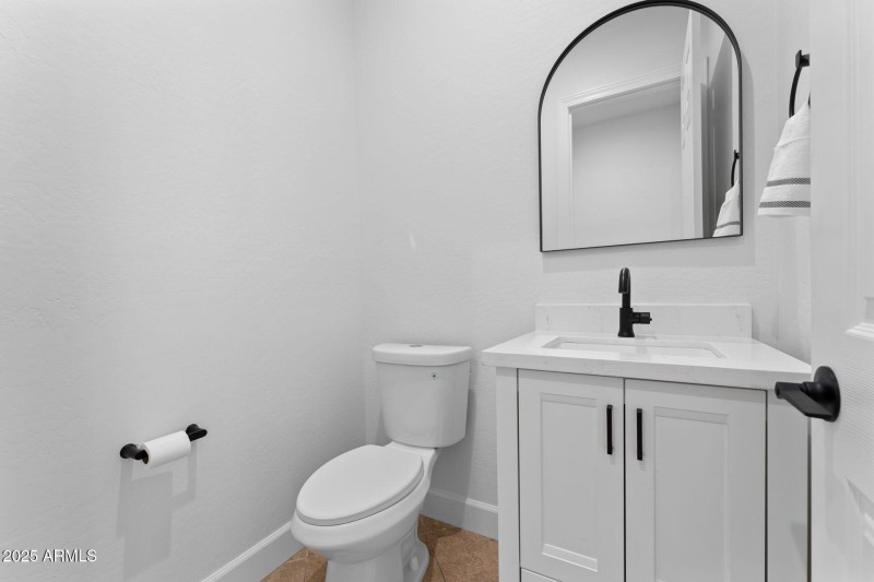 22-web-or-mls-021-half-bath
