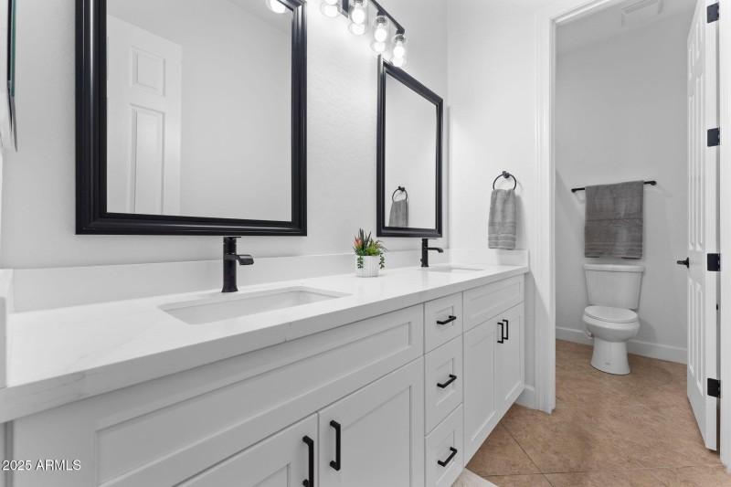 25-web-or-mls-024-bathroom