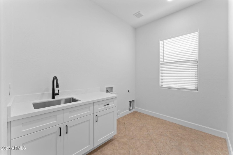 27-web-or-mls-026-laundry