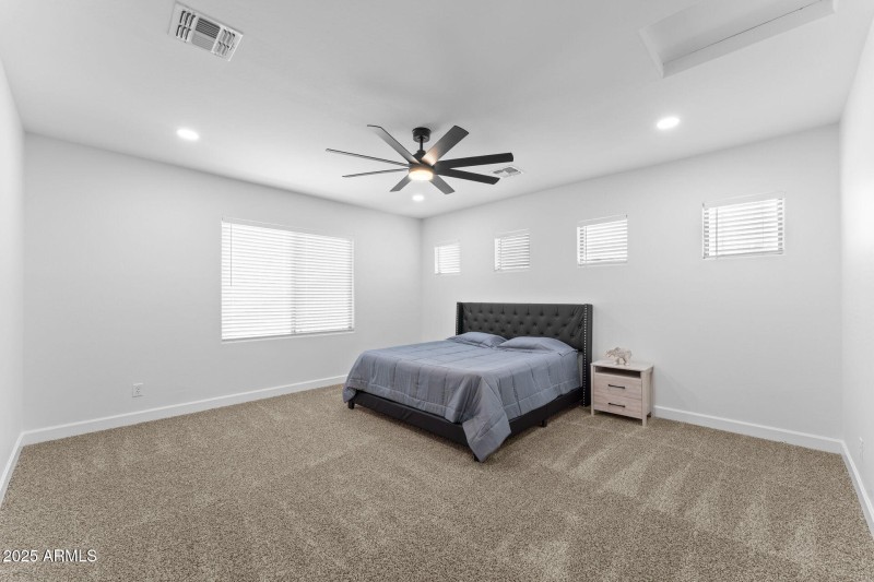 31-web-or-mls-030-primary-bedroom