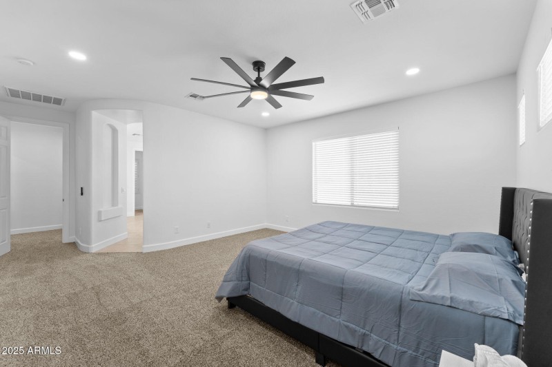 32-web-or-mls-031-primary-bedroom