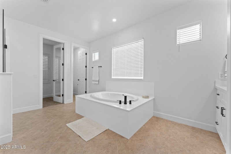 33-web-or-mls-032-primary-bathroom
