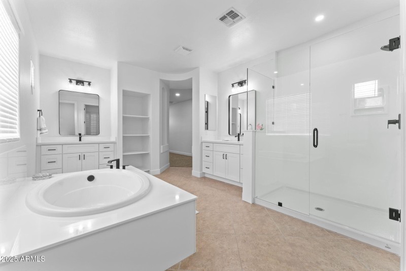36-web-or-mls-035-primary-bathroom