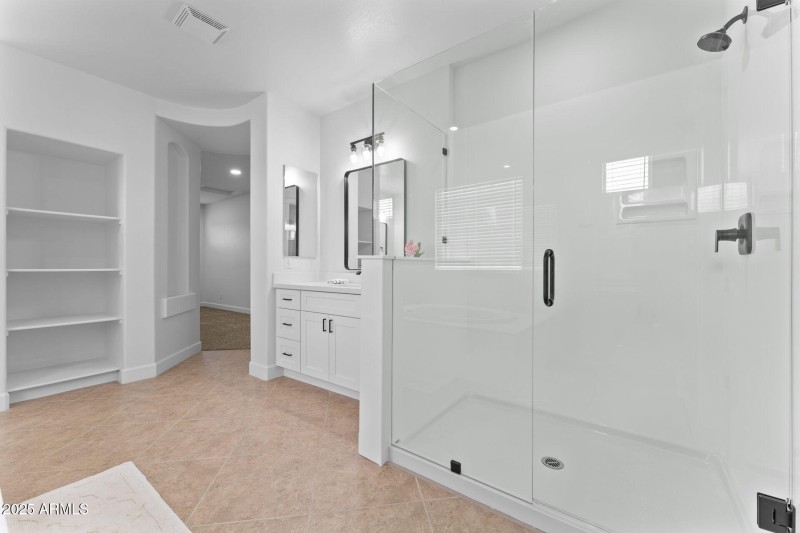 37-web-or-mls-036-primary-bathroom