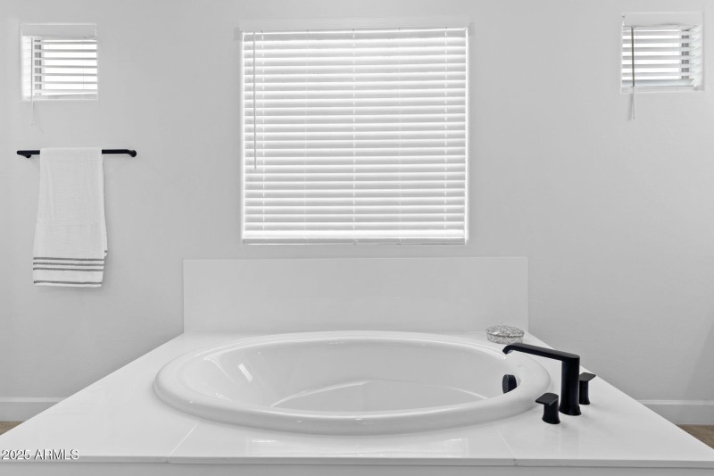 38-web-or-mls-037-primary-bathroom