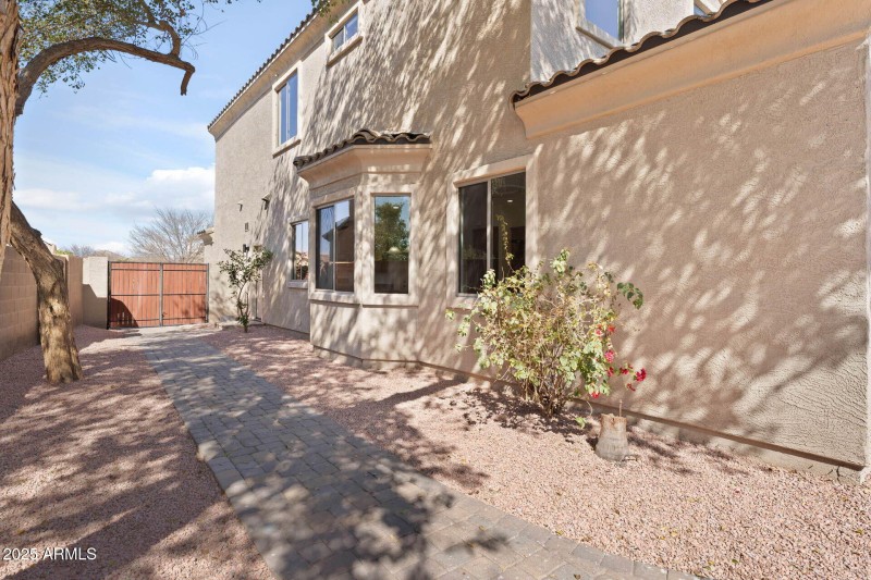 50-web-or-mls-067-sideyard