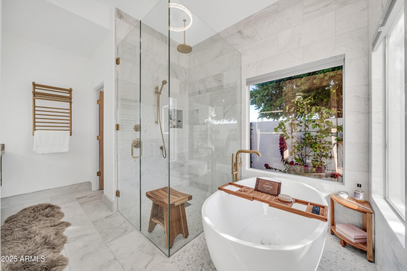 Bidet, soaking tub and glorious shower