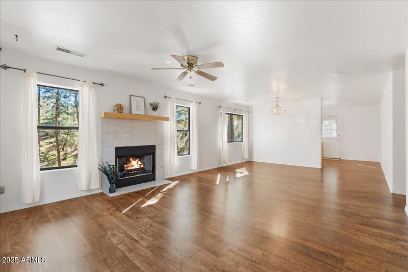 08-Living Room & Dining Area