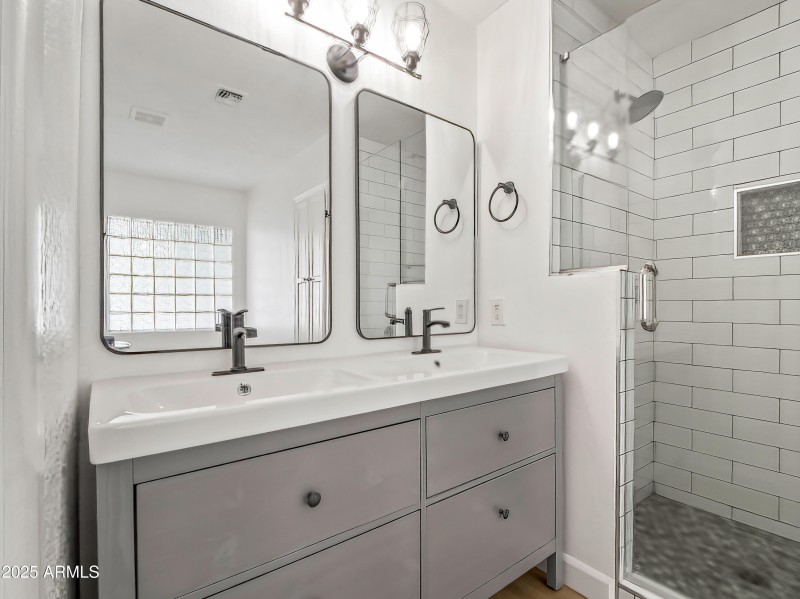 48_twip23885541-focus