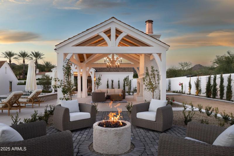 Outdoor fire pit seating area