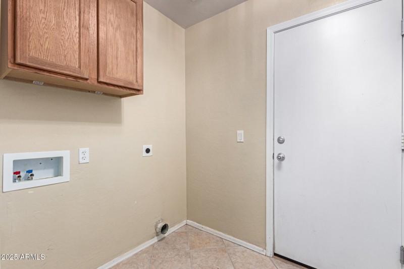 laundry room w/ cabinets