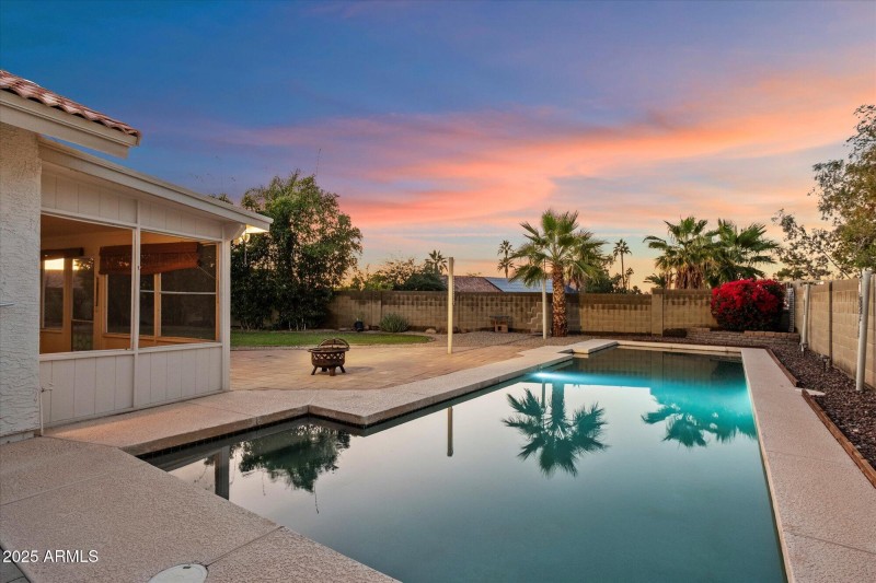 Back Patio w Large Pool