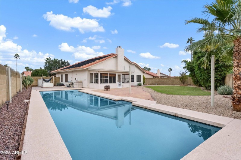 Back Patio w Large Pool