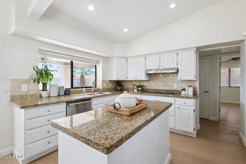 11-web-or-mls-15-e-kathleen-rd