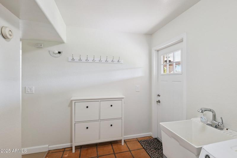 33-web-or-mls-15-e-kathleen-rd