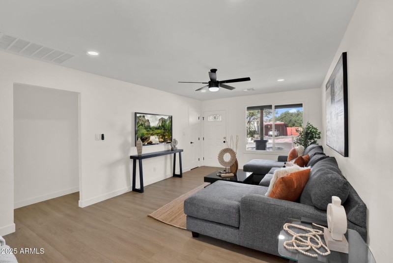 6-web-or-mls-2137 E Cornell Dr -4