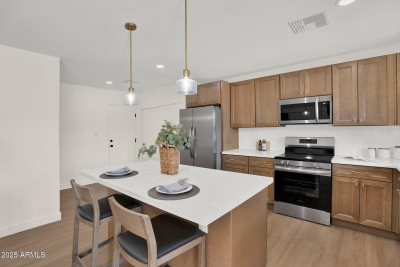 10-web-or-mls-2137 E Cornell Dr -15