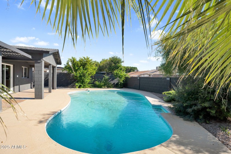 39-web-or-mls-2137 E Cornell Dr -47