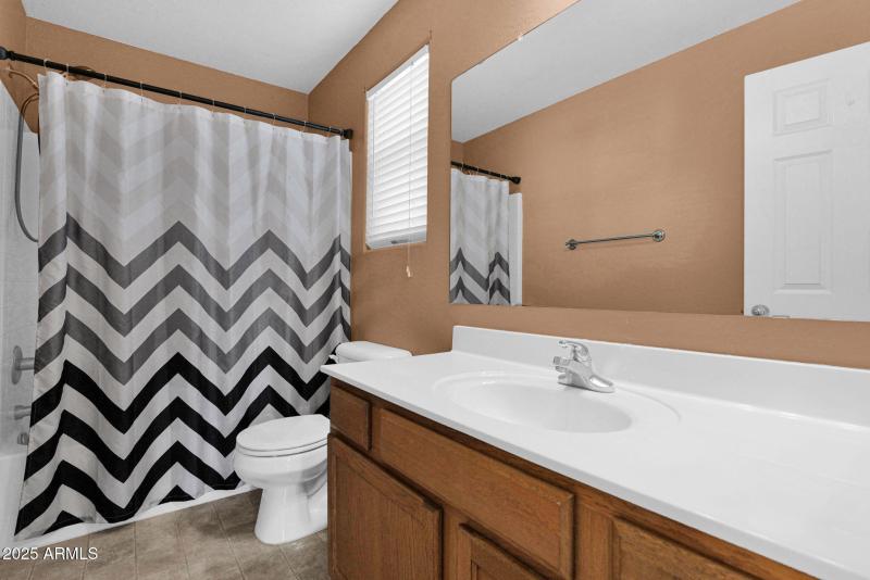 Upstairs full guest bathroom