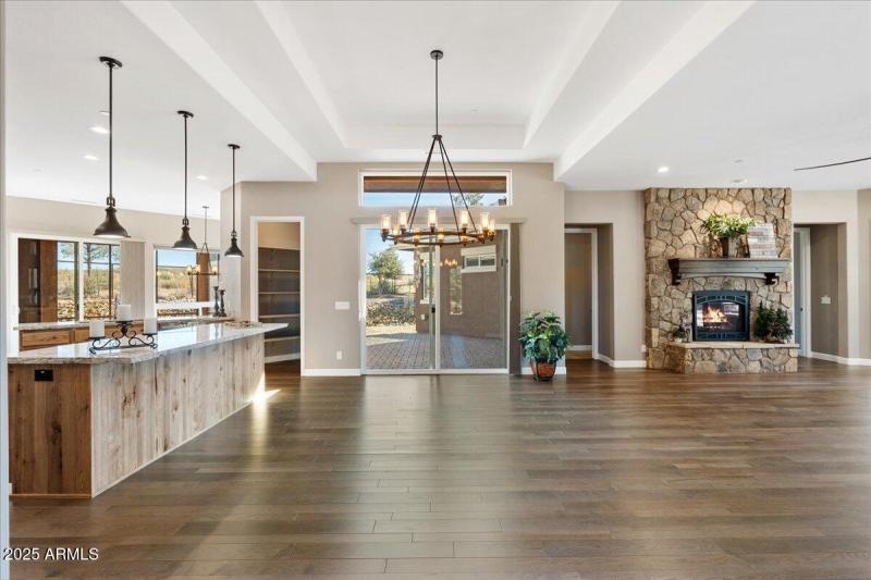 08-Foyer to Dining Area