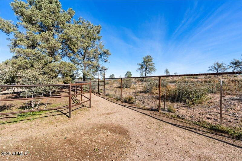 67-Backyard Access to Trails