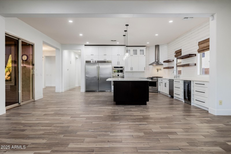 FAMILY ROOM / KITCHEN