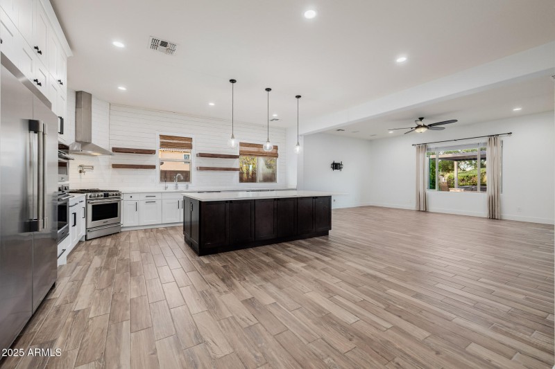 KITCHEN / FAMILY ROOM