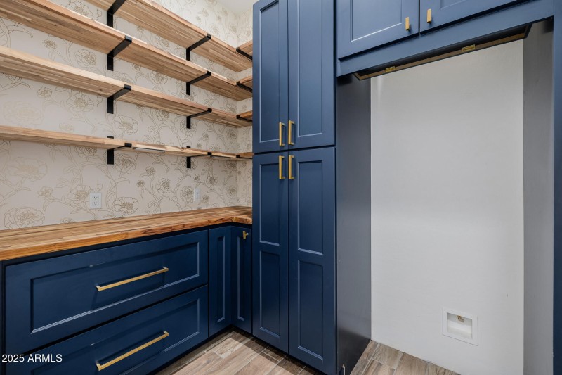 BUTLER'S PANTRY / COFFEE BAR