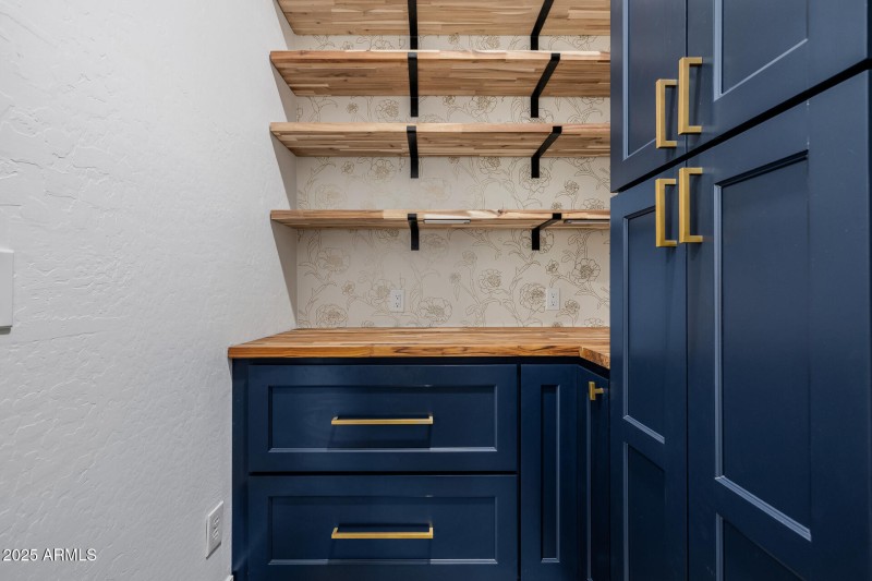 BUTLER'S PANTRY / COFFEE BAR