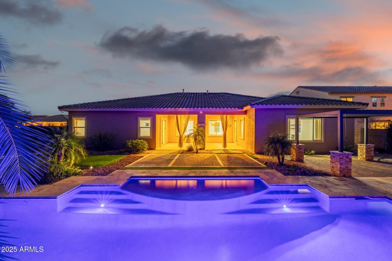POOL & COVERED BACK PATIO