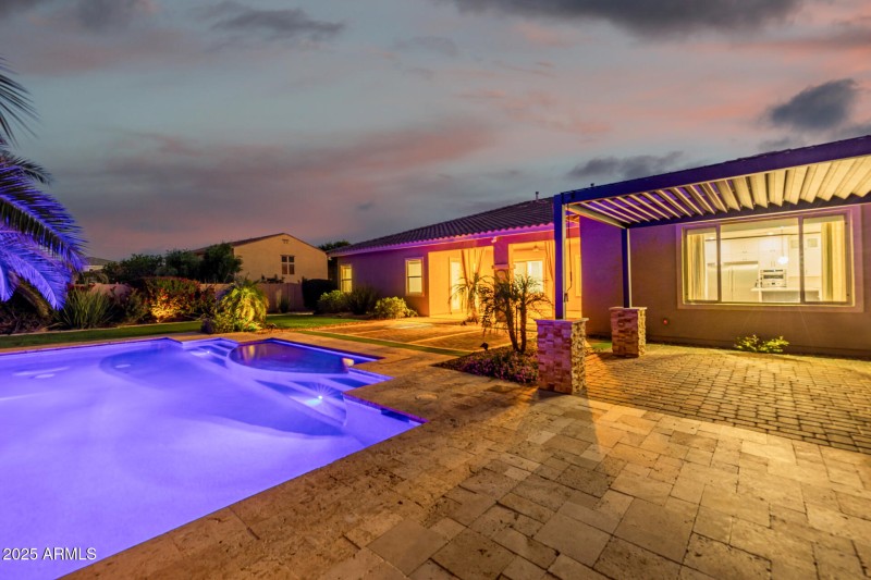 POOL & COVERED BACK PATIO