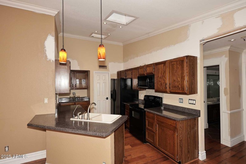 Kitchen-Breakfast Bar