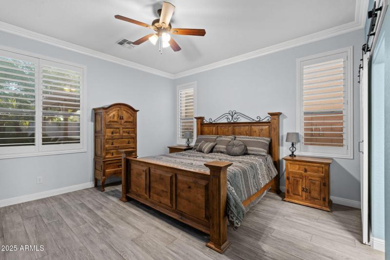 LARGE MASTER BEDROOM